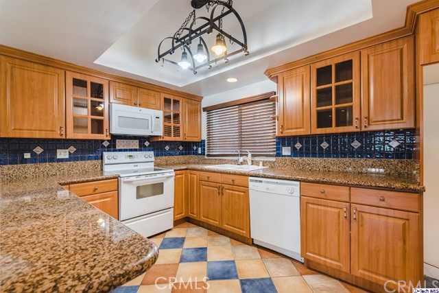 221 Lexington Drive 201, Glendale, California 91206, 3 Bedrooms Bedrooms, ,1 BathroomBathrooms,For Sale,Lexington,319001717