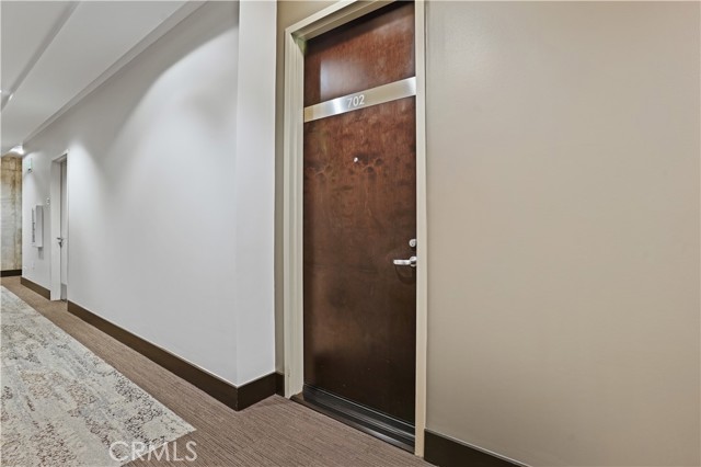 1111 S Grand Avenue, Los Angeles CA: https://media.crmls.org/medias/25cac47b-bc90-4573-ad2c-6d69084e1d90.jpg