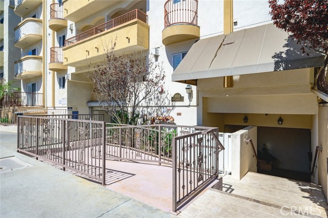 1828 Glendon Avenue, Los Angeles CA: https://media.crmls.org/medias/25cb4ee3-29d7-401c-a114-6bf492092cfd.jpg