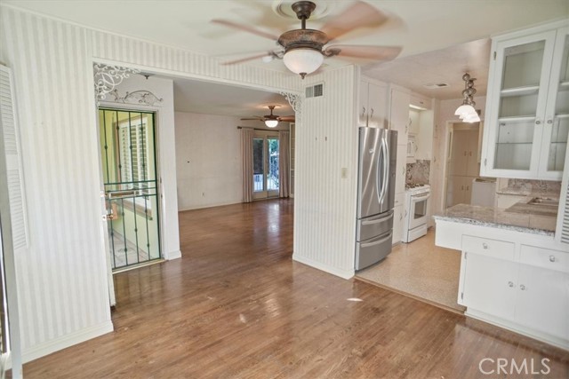 Detail Gallery Image 7 of 21 For 719 W Avenue J10, Lancaster,  CA 93534 - 3 Beds | 2 Baths