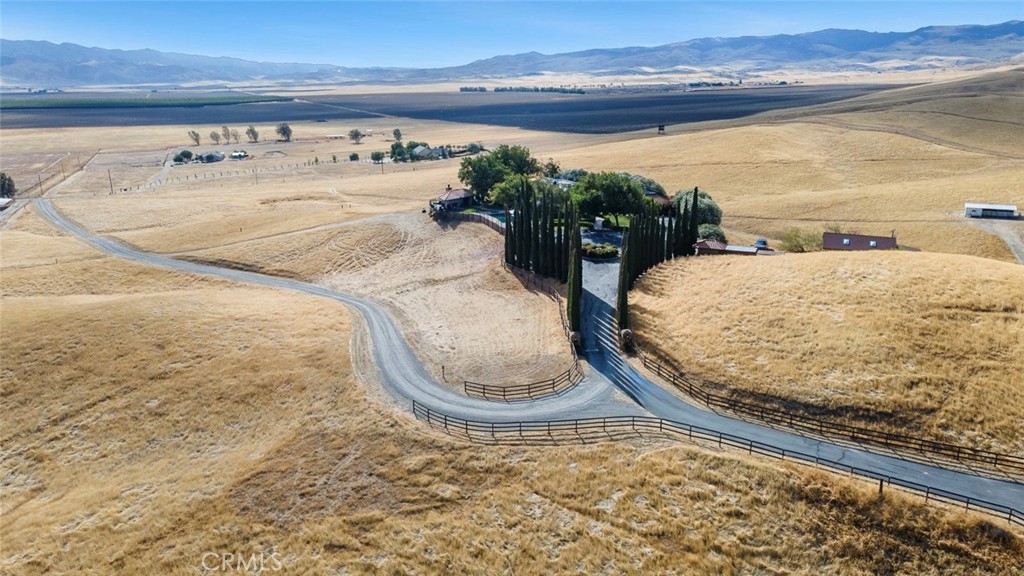 https://media.crmls.org/medias/25d10759-8bcd-4c9d-bea5-b5d7e5766441.jpg?preset=X-Large