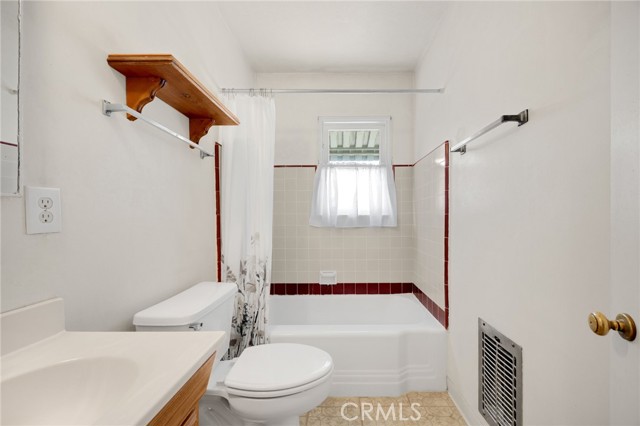 2100 W Valencia Drive, Fullerton CA: https://media.crmls.org/medias/25d4d44a-97b1-42b9-a381-babf8e854942.jpg