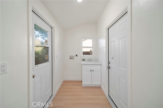 3211 W Jeffries Avenue, Burbank CA: https://media.crmls.org/medias/25d57e3e-3031-45d7-9483-33f380871ba4.jpg