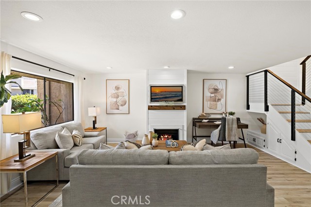 4 Riptide Court, Newport Beach CA: https://media.crmls.org/medias/25da99bd-1c9b-4ebc-9581-49927c8605f0.jpg