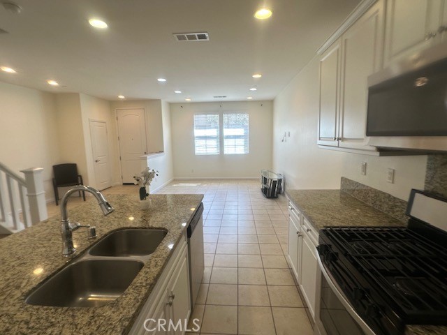 Detail Gallery Image 10 of 28 For 3028 E via Fiano, Ontario,  CA 91764 - 3 Beds | 2/1 Baths