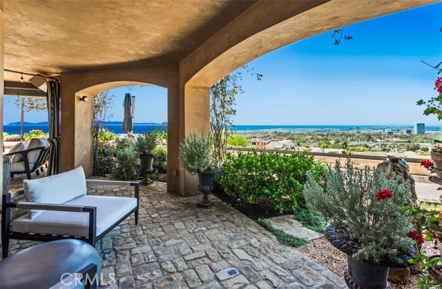 25 San Mateo Way, Corona del Mar CA: https://media.crmls.org/medias/25dd0635-42ea-4f47-8c70-185e97074178.jpg
