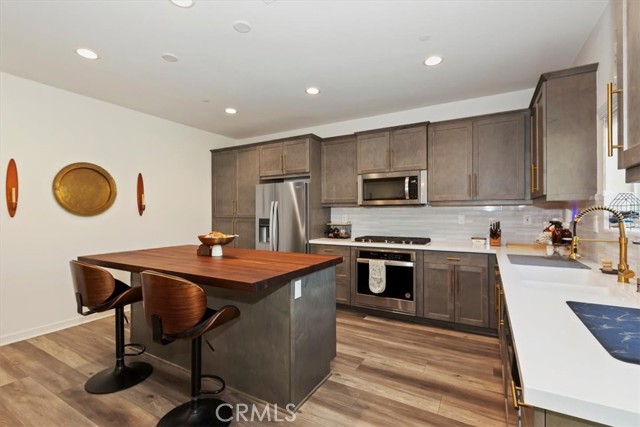 Detail Gallery Image 12 of 44 For 15816 Parry Peak, Fontana,  CA 92336 - 4 Beds | 3/1 Baths