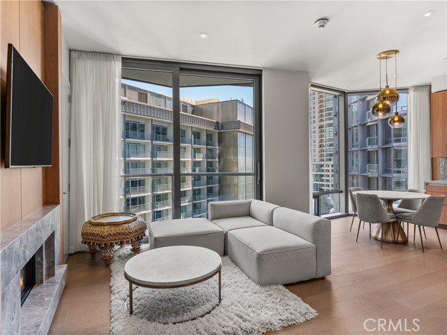 211 W Elm Court, Los Angeles CA: https://media.crmls.org/medias/25e17fb2-d32c-4d90-99ee-9e77420e7883.jpg