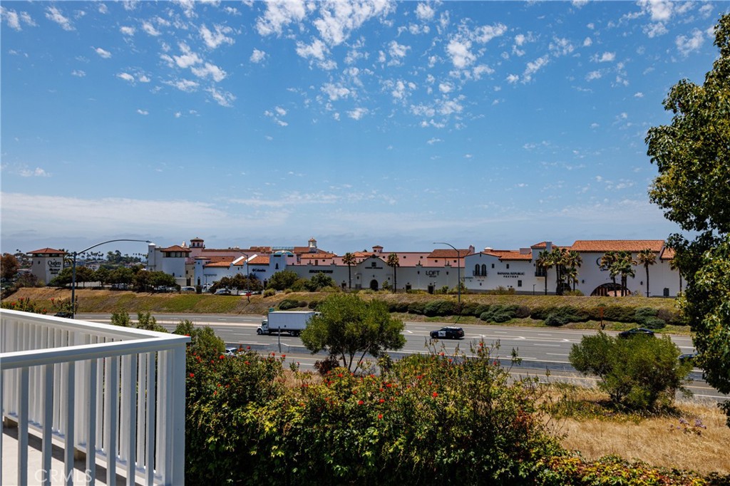 https://media.crmls.org/medias/25e2032b-20a3-40df-8057-8406b4d15621.jpg?preset=X-Large