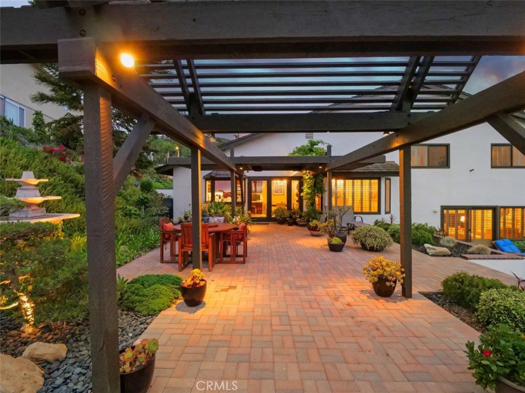 https://media.crmls.org/medias/25e2bdc2-846b-47cb-9f13-5800e7684e36.jpg?preset=X-Large