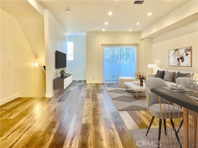 Detail Gallery Image 3 of 37 For 7327 Kester Ave #2,  Van Nuys,  CA 91405 - 3 Beds | 3/1 Baths