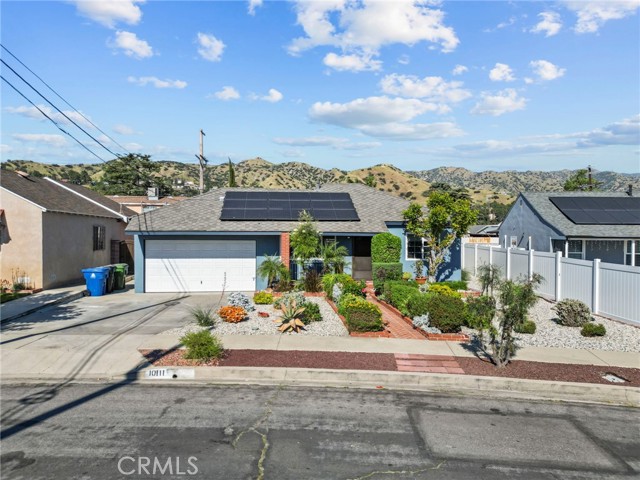 Detail Gallery Image 2 of 38 For 10111 Elkwood, Sun Valley,  CA 91352 - 3 Beds | 1 Baths