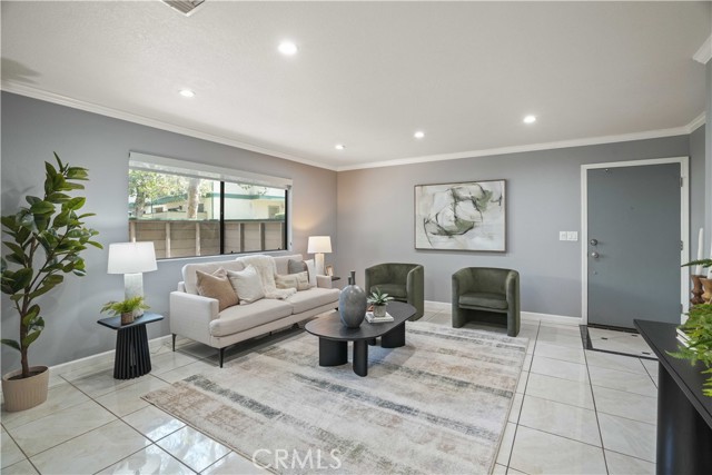 Detail Gallery Image 4 of 32 For 23542 Newhall Ave #5,  Newhall,  CA 91321 - 3 Beds | 3 Baths
