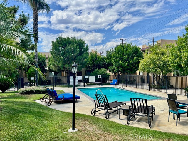 Detail Gallery Image 1 of 14 For 22038 Vanowen St #105,  Woodland Hills,  CA 91303 - 3 Beds | 2/1 Baths