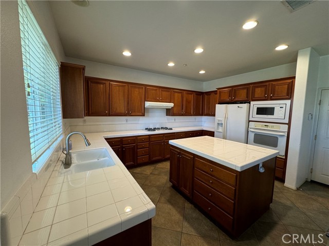 Detail Gallery Image 7 of 16 For 1665 Valley Falls Ave, Redlands,  CA 92374 - 4 Beds | 2/1 Baths