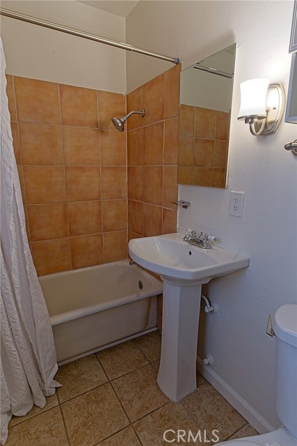 550 N 1st Avenue, Upland CA: https://media.crmls.org/medias/25eb005e-6601-4106-ae0b-1c3848e6e49b.jpg