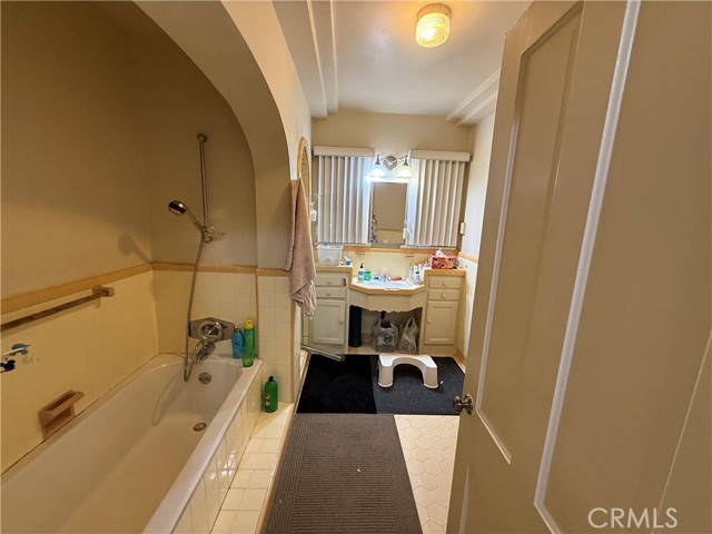 1536 Malcolm Avenue, Los Angeles CA: https://media.crmls.org/medias/25f02060-b558-40fb-adb4-f84765112c93.jpg