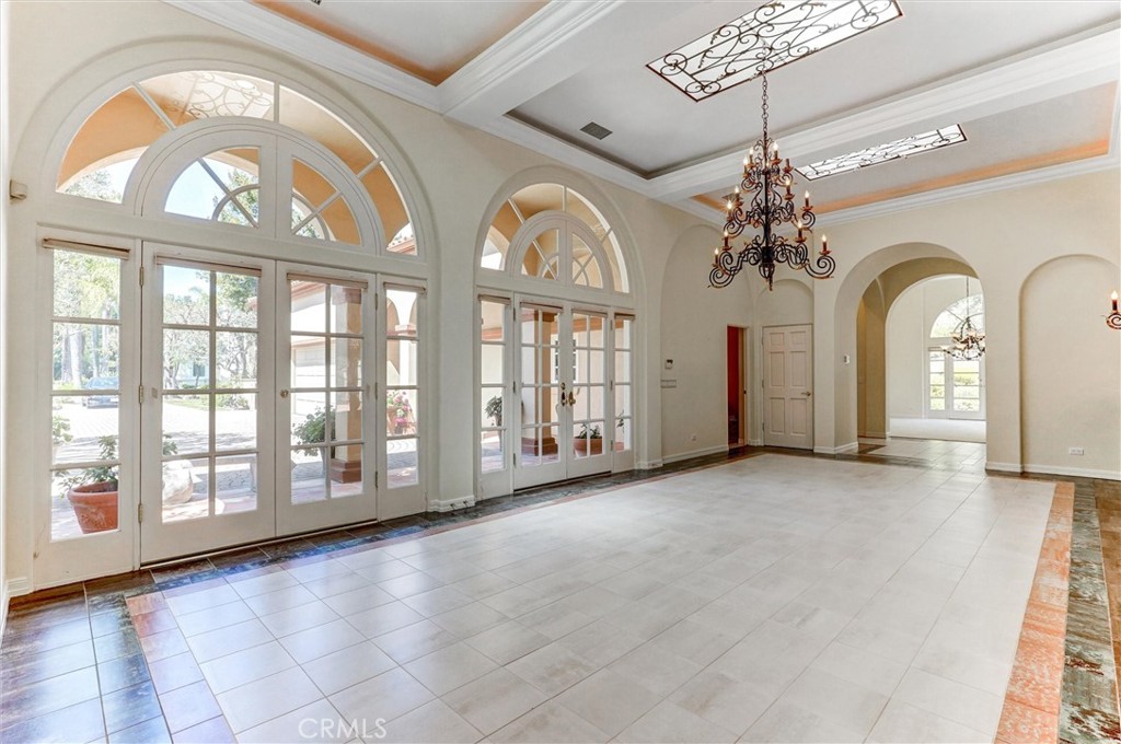 https://media.crmls.org/medias/25f0adcf-a020-4085-982b-78816ae7482b.jpg?preset=X-Large