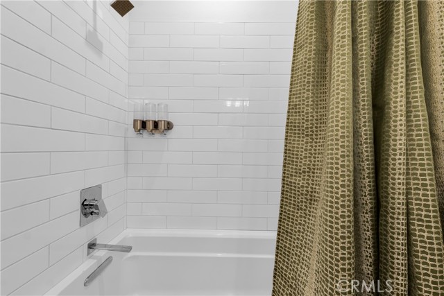 Detail Gallery Image 23 of 38 For 1149 W Alma Ln, Los Angeles,  CA 90038 - 3 Beds | 3/1 Baths