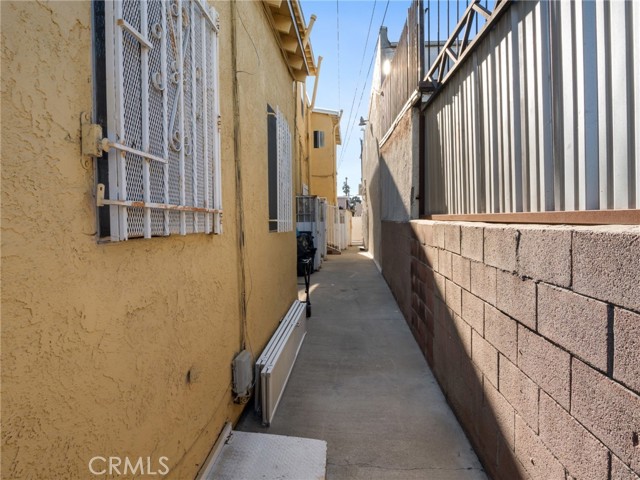 7714 S Broadway, Los Angeles CA: https://media.crmls.org/medias/25f3efca-a70a-44a9-9aa8-d9467c09ba04.jpg