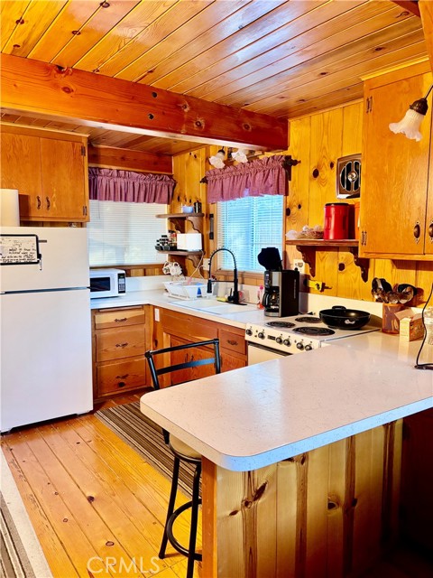 Detail Gallery Image 4 of 9 For 1825 Thrush, Wrightwood,  CA 92397 - 2 Beds | 1 Baths