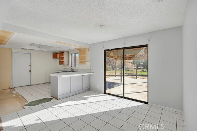 Detail Gallery Image 9 of 22 For 15807 Sitting Bull, Victorville,  CA 92395 - 3 Beds | 2 Baths