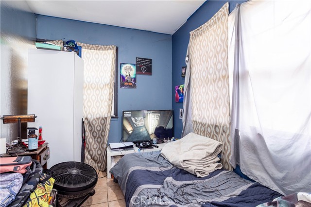 6402 Graves Avenue, Van Nuys CA: https://media.crmls.org/medias/25fb01a6-05dc-461b-84a1-c0b94189f470.jpg