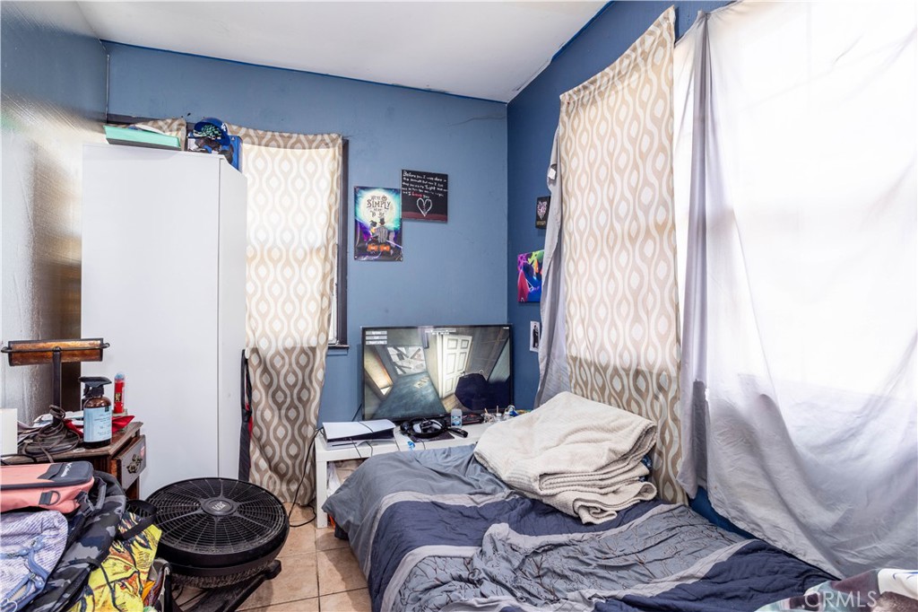 https://media.crmls.org/medias/25fb01a6-05dc-461b-84a1-c0b94189f470.jpg?preset=X-Large