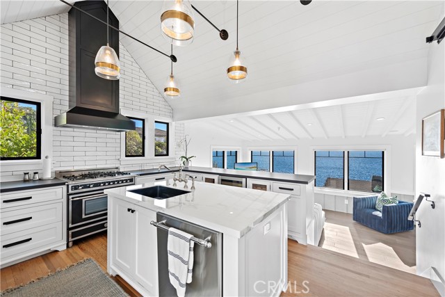 Detail Gallery Image 9 of 61 For 154 Pearl St, Laguna Beach,  CA 92651 - 3 Beds | 3 Baths