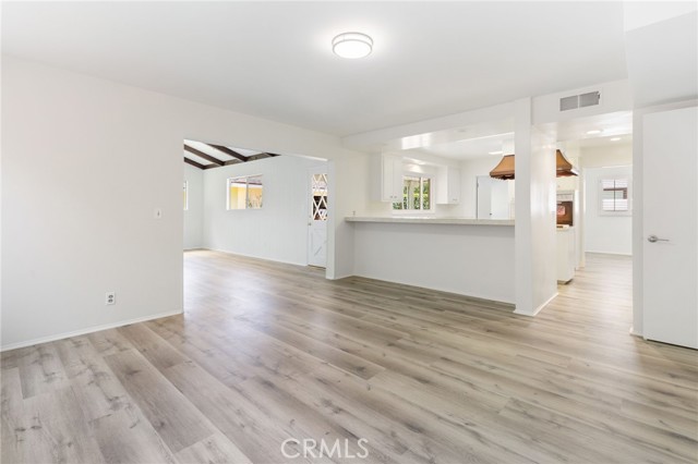 Detail Gallery Image 16 of 49 For 305 Robin Hood Ln, Costa Mesa,  CA 92627 - 5 Beds | 2/2 Baths