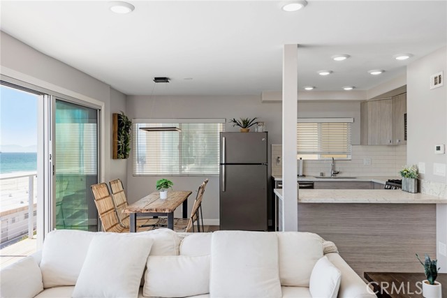 2208 The Strand, Manhattan Beach CA: https://media.crmls.org/medias/260488ee-0946-4db1-b5de-b29e9ad1637d.jpg