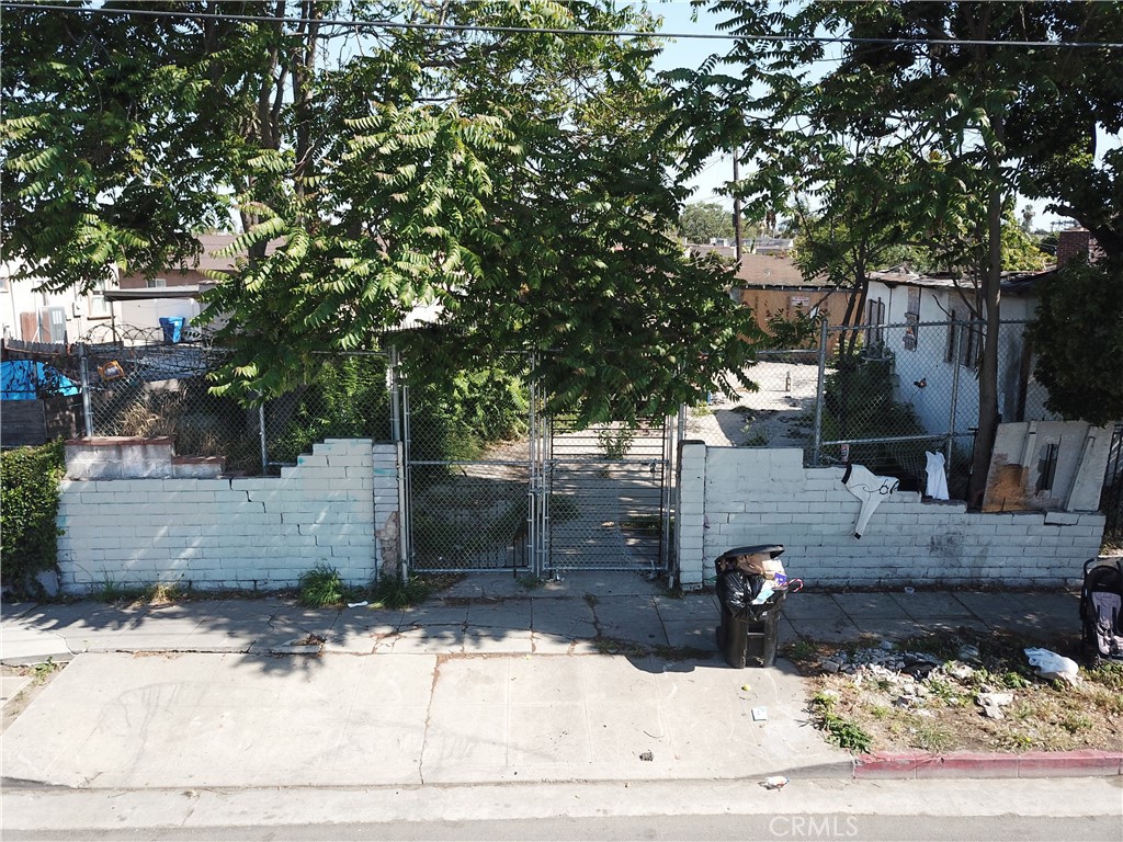 https://media.crmls.org/medias/26070e60-0e24-42fb-812d-3d20f2cc4693.jpg?preset=X-Large