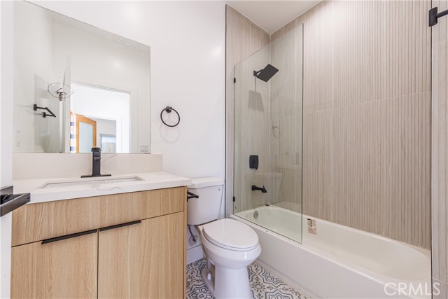 Detail Gallery Image 9 of 26 For 5209 W 20th St #2,  Los Angeles,  CA 90016 - 3 Beds | 3/1 Baths