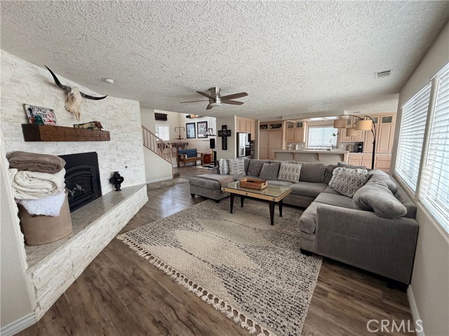 Detail Gallery Image 8 of 29 For 18285 Harbor Dr, Victorville,  CA 92395 - 5 Beds | 3 Baths