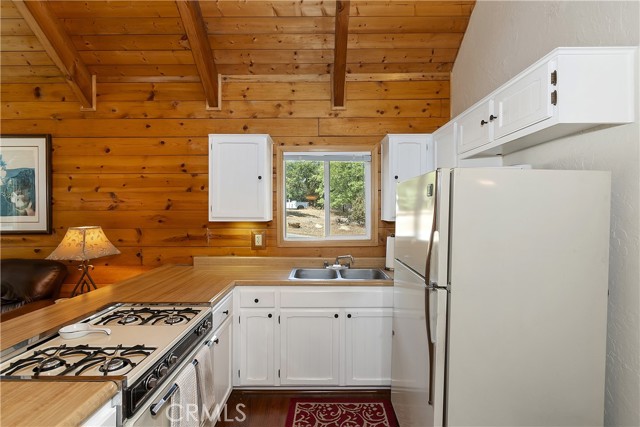 Detail Gallery Image 13 of 49 For 27026 Overlook Ln, Lake Arrowhead,  CA 92352 - 2 Beds | 1/1 Baths