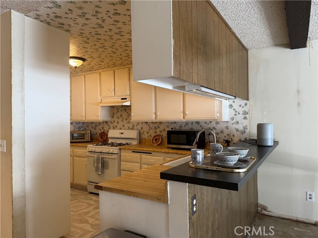 Detail Gallery Image 6 of 22 For 9025 Willis Ave #141,  Panorama City,  CA 91402 - 3 Beds | 2 Baths