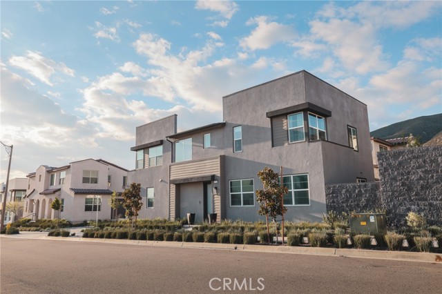 Detail Gallery Image 2 of 27 For 15818 Caterpillar Dr, Fontana,  CA 92336 - 4 Beds | 3 Baths