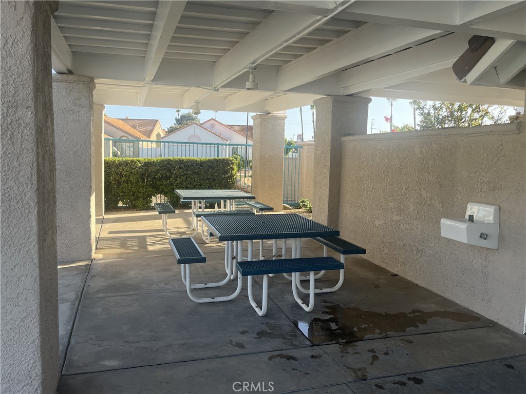 https://media.crmls.org/medias/260e01b5-7c2f-49b9-890d-e924ca540475.jpg?preset=X-Large