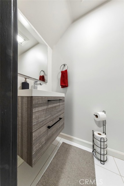 Detail Gallery Image 10 of 23 For 11744 Moorpark, Studio City,  CA 91604 - 2 Beds | 2/1 Baths