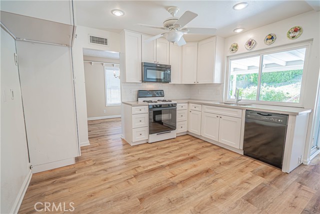 22914 Cerca Drive, Valencia CA: https://media.crmls.org/medias/260ecf51-28bd-452a-8820-767996a4916b.jpg