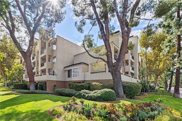 Detail Gallery Image 2 of 52 For 21400 Burbank Bld #313,  Woodland Hills,  CA 91367 - 2 Beds | 2 Baths