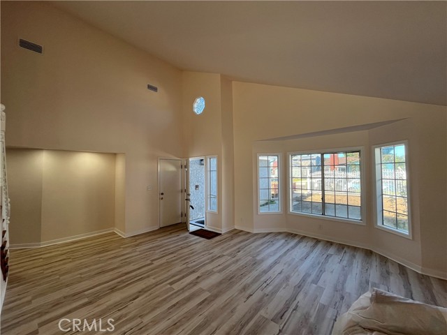 Detail Gallery Image 3 of 22 For 7522 Balcom, Reseda,  CA 91335 - 4 Beds | 3 Baths