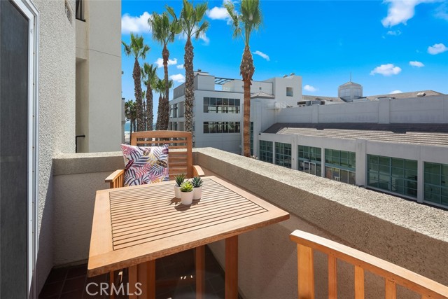 Detail Gallery Image 1 of 37 For 200 Pacific Coast Hwy #320,  Huntington Beach,  CA 92648 - 2 Beds | 2 Baths