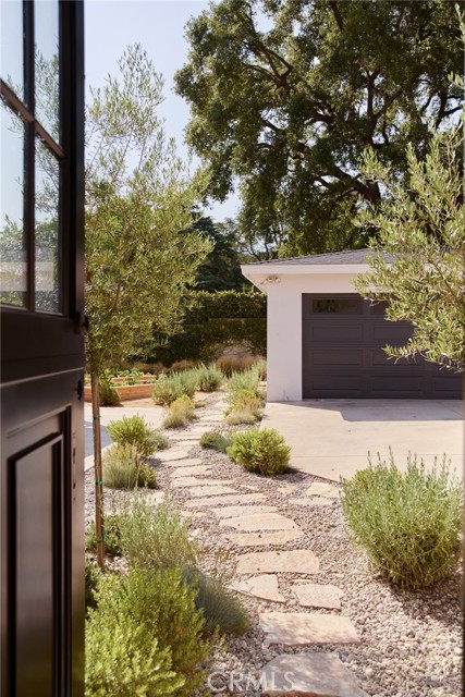 4367 Rising Hill Road, Altadena CA: https://media.crmls.org/medias/26134ae0-3134-453e-900d-a9e45a116268.jpg