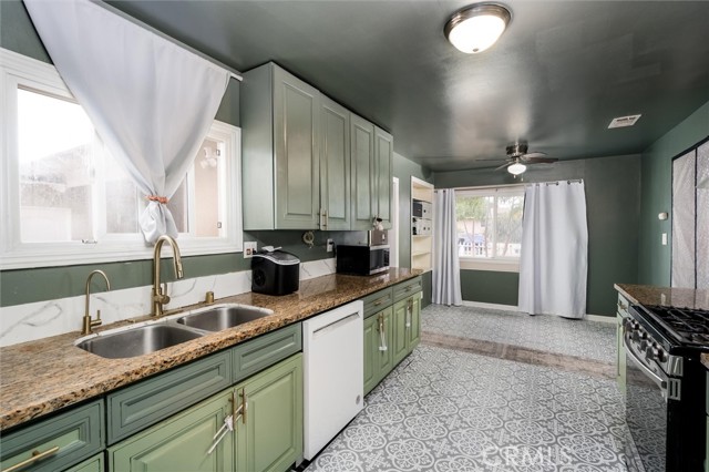 Detail Gallery Image 8 of 33 For 498 Monte Vista, Hemet,  CA 92544 - 4 Beds | 2 Baths