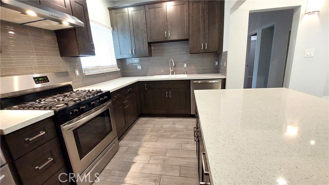 Detail Gallery Image 11 of 35 For 8649 Cantaloupe Ave, Panorama City,  CA 91402 - 3 Beds | 3 Baths