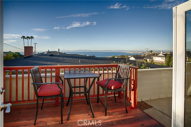Detail Gallery Image 6 of 15 For 214 via Anita, Redondo Beach,  CA 90277 - 4 Beds | 3/1 Baths