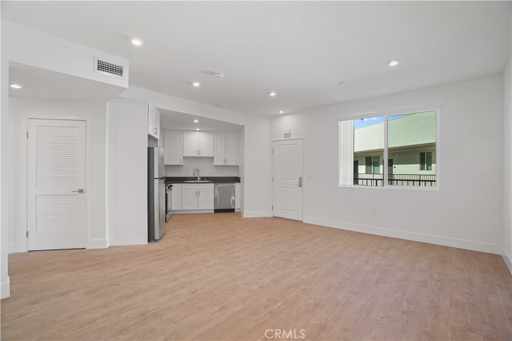 https://media.crmls.org/medias/261f09d7-4088-4b1f-8f01-08c942f15555.jpg?preset=X-Large