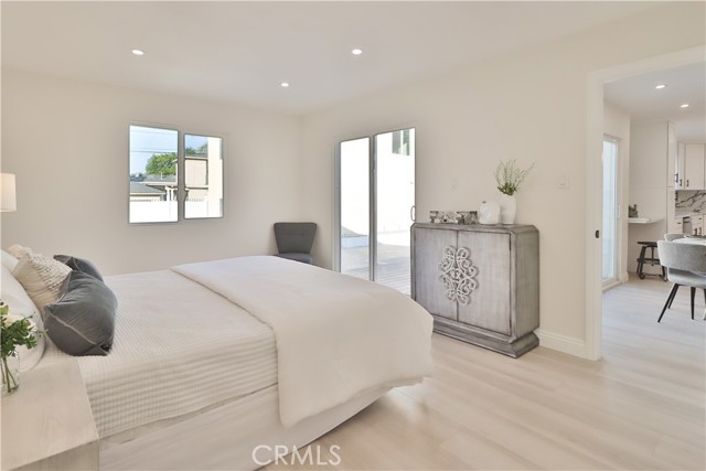 22131 1/2 Victory, Canoga Park CA: https://media.crmls.org/medias/262b4730-d2d0-4e7a-89dc-1ee3f784ec81.jpg
