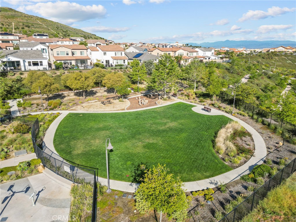 https://media.crmls.org/medias/262bcfe9-8cae-4933-ae8f-05d4a3edb93e.jpg?preset=X-Large